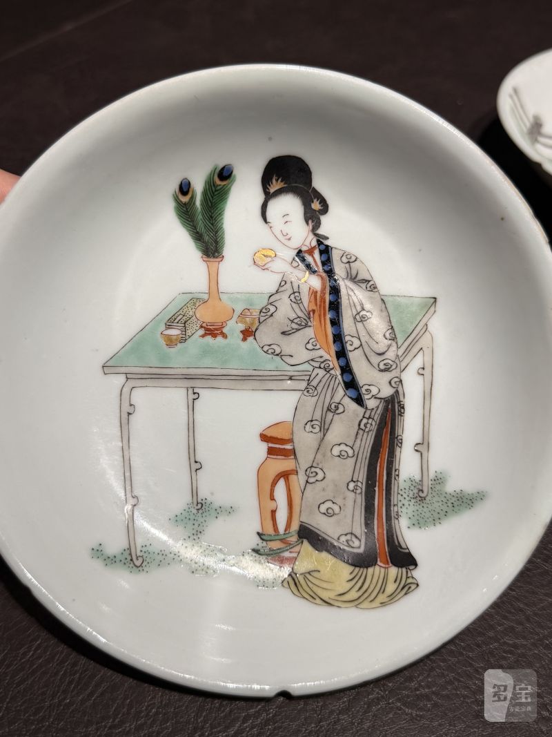清康熙 五彩庭院仕女图盘一对 - 图6